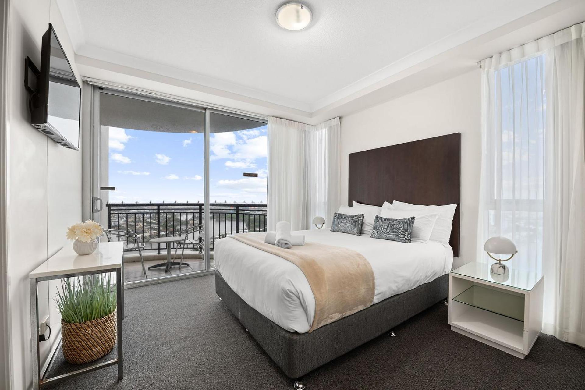 Deluxe 2 Bedroom Ocean And Hinterland Views Apartment Gold Coast