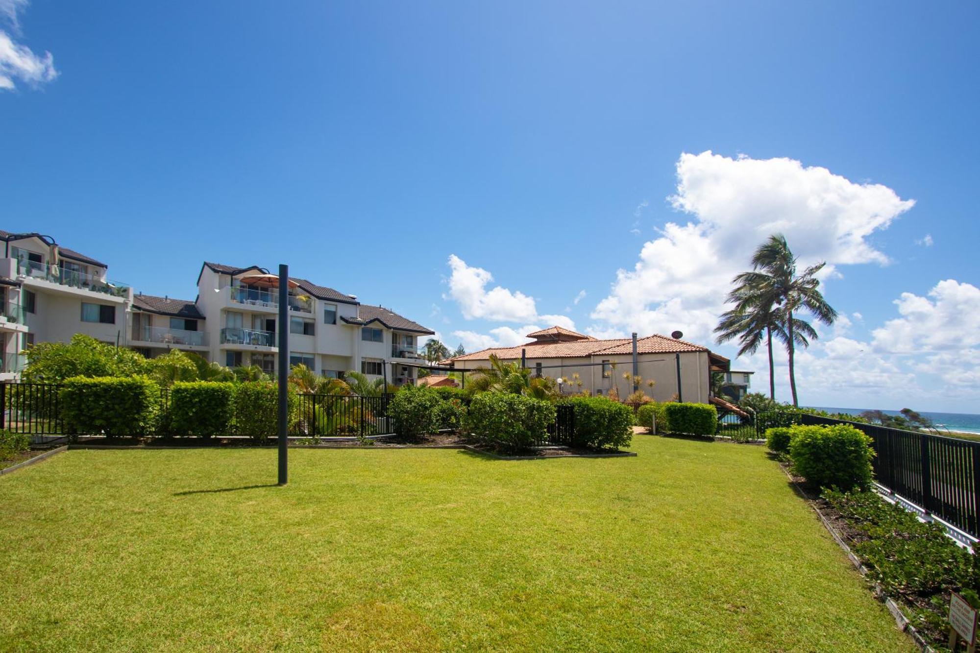 Aparthotel Sandcastles On Currumbin Beachfront, 4*