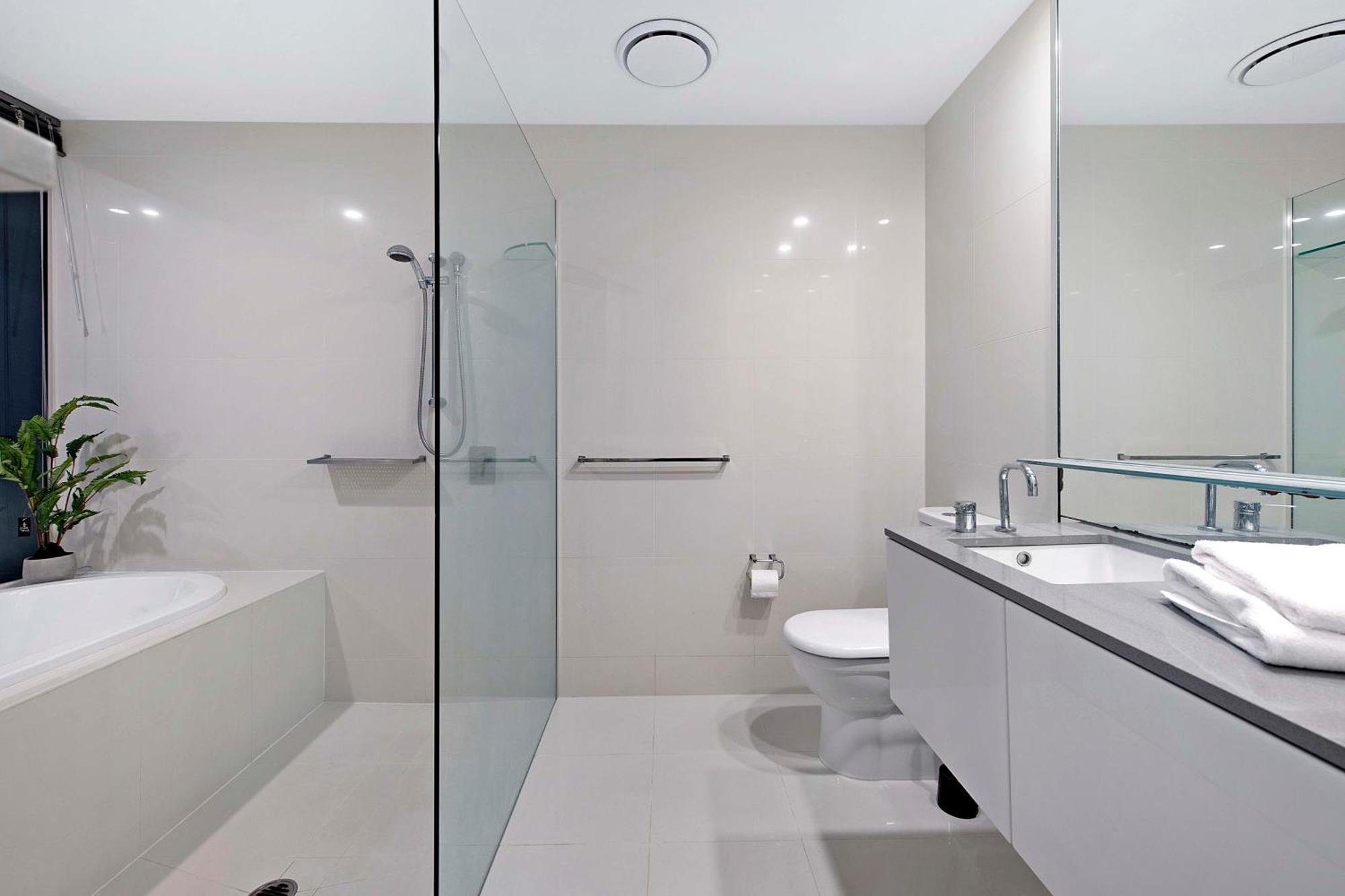 Apartment Three Bedroom Ocean View At Circle On Cavill - One Free Parking! - Self Contained & Privately Managed - Wow Gold Coast