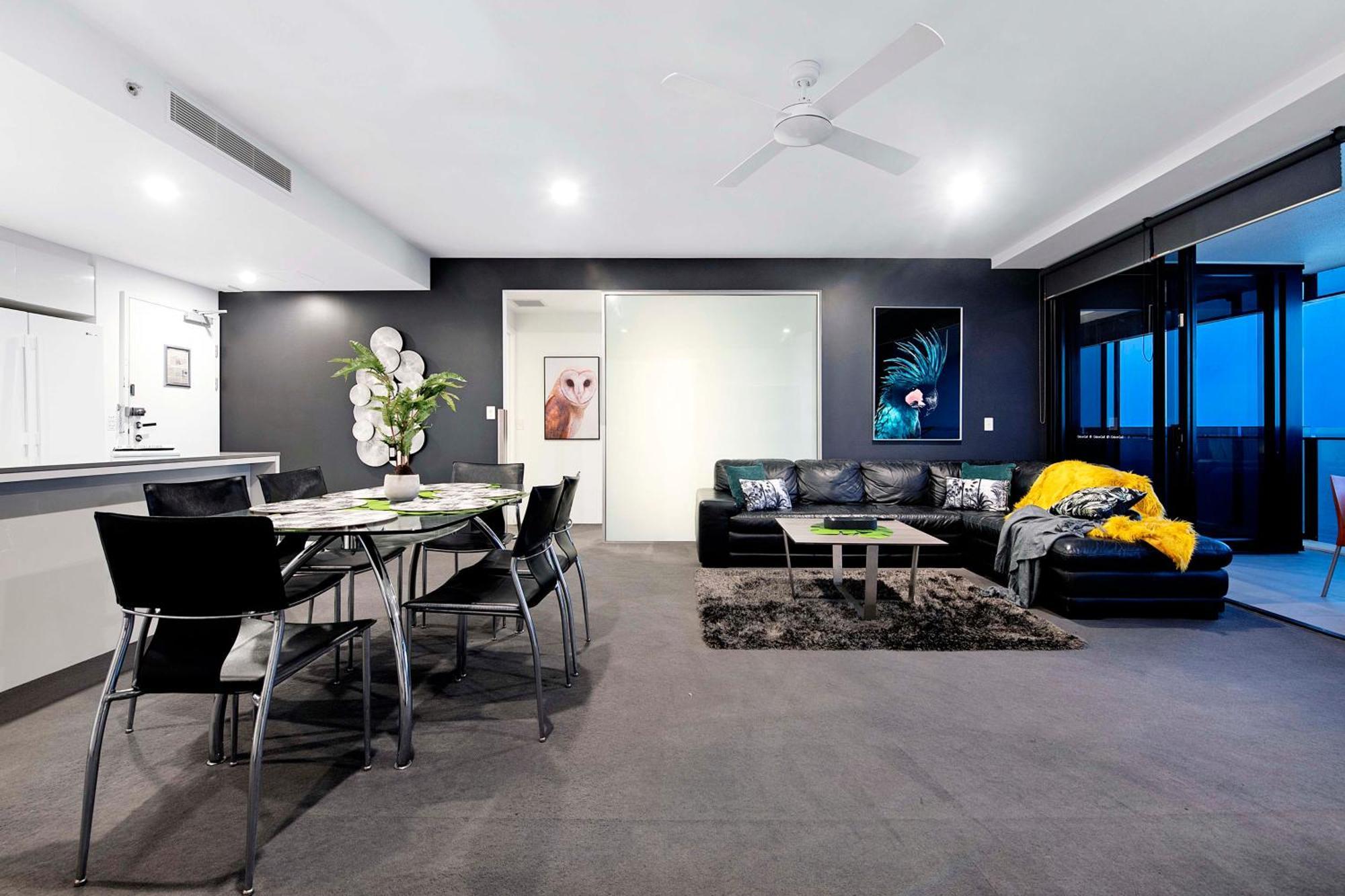 Three Bedroom Ocean View At Circle On Cavill - One Free Parking! - Self Contained & Privately Managed - Wow * Gold Coast