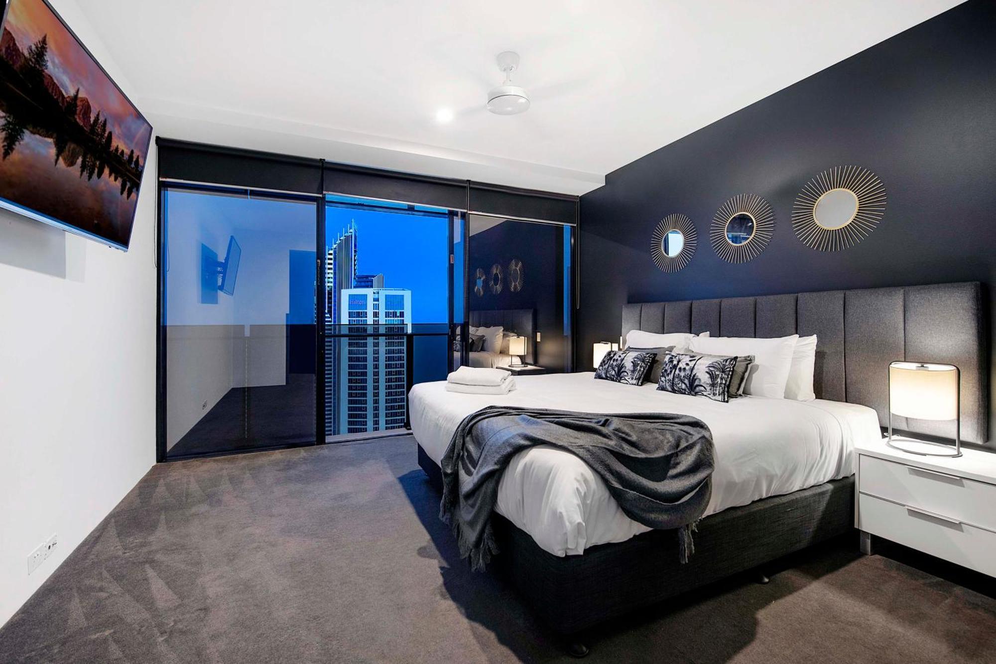 Three Bedroom Ocean View At Circle On Cavill - One Free Parking! - Self Contained & Privately Managed - Wow Apartment