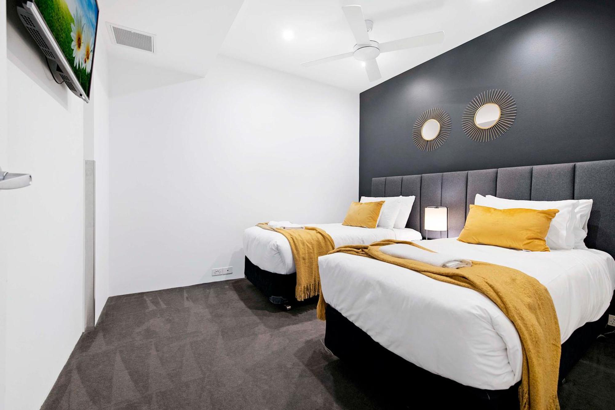 Three Bedroom Ocean View At Circle On Cavill - One Free Parking! - Self Contained & Privately Managed - Wow