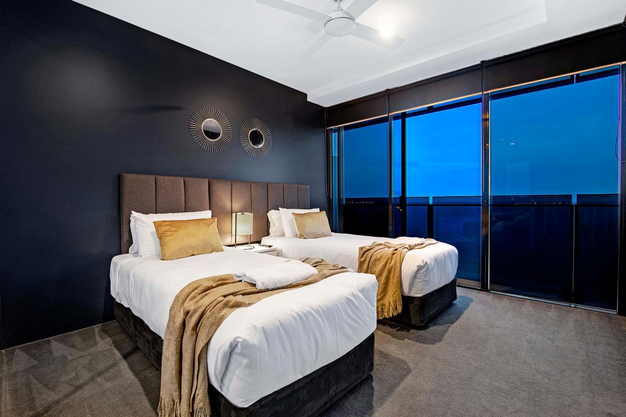 Three Bedroom Ocean View At Circle On Cavill - One Free Parking! - Self Contained & Privately Managed - Wow Apartment Gold Coast