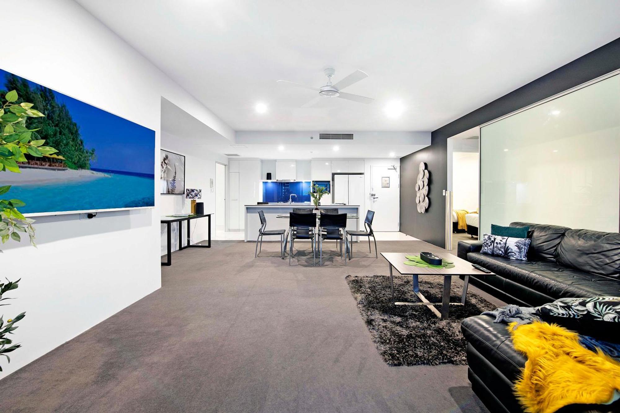 Three Bedroom Ocean View At Circle On Cavill - One Free Parking! - Self Contained & Privately Managed - Wow Apartment