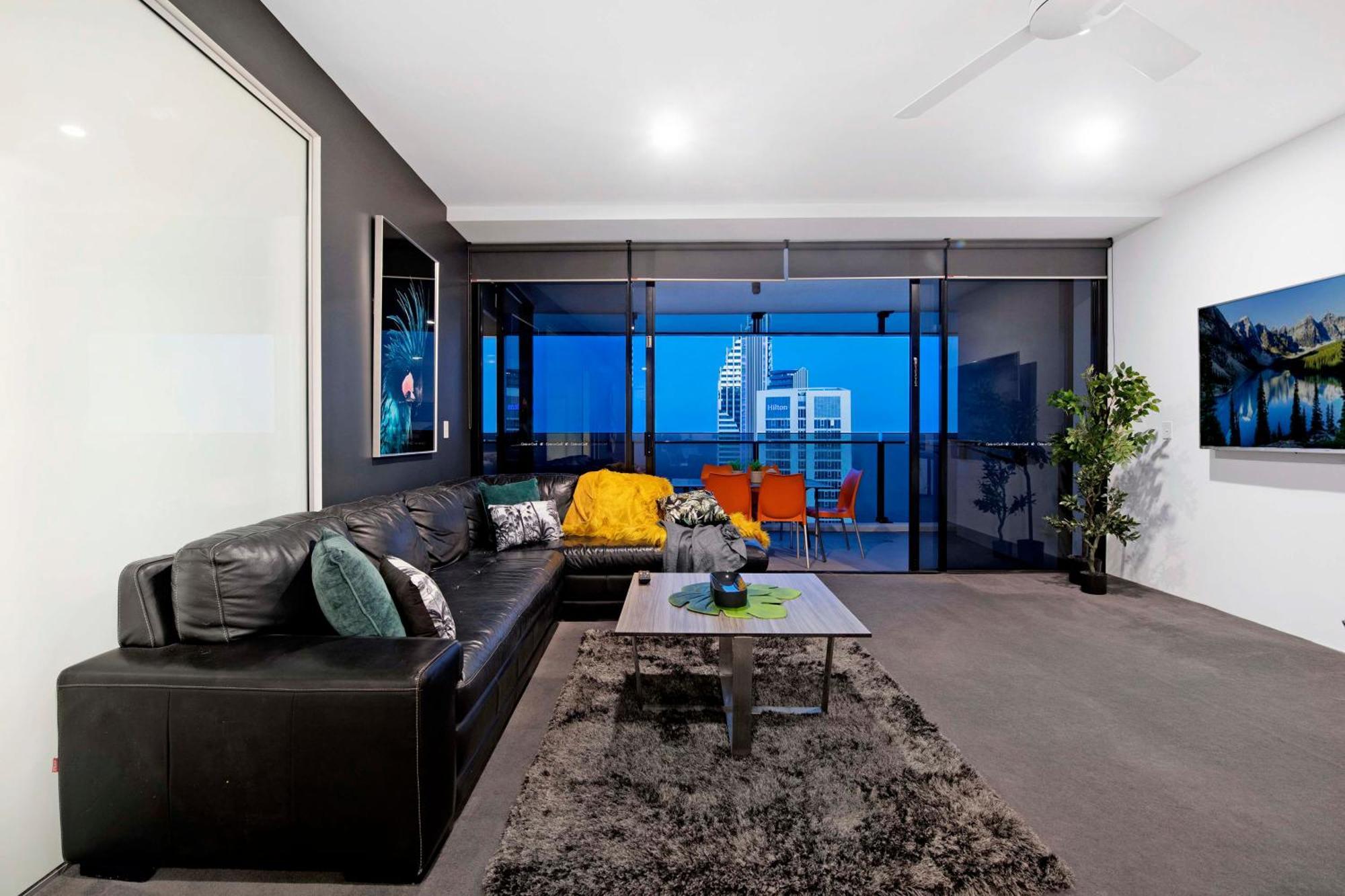 Three Bedroom Ocean View At Circle On Cavill - One Free Parking! - Self Contained & Privately Managed - Wow