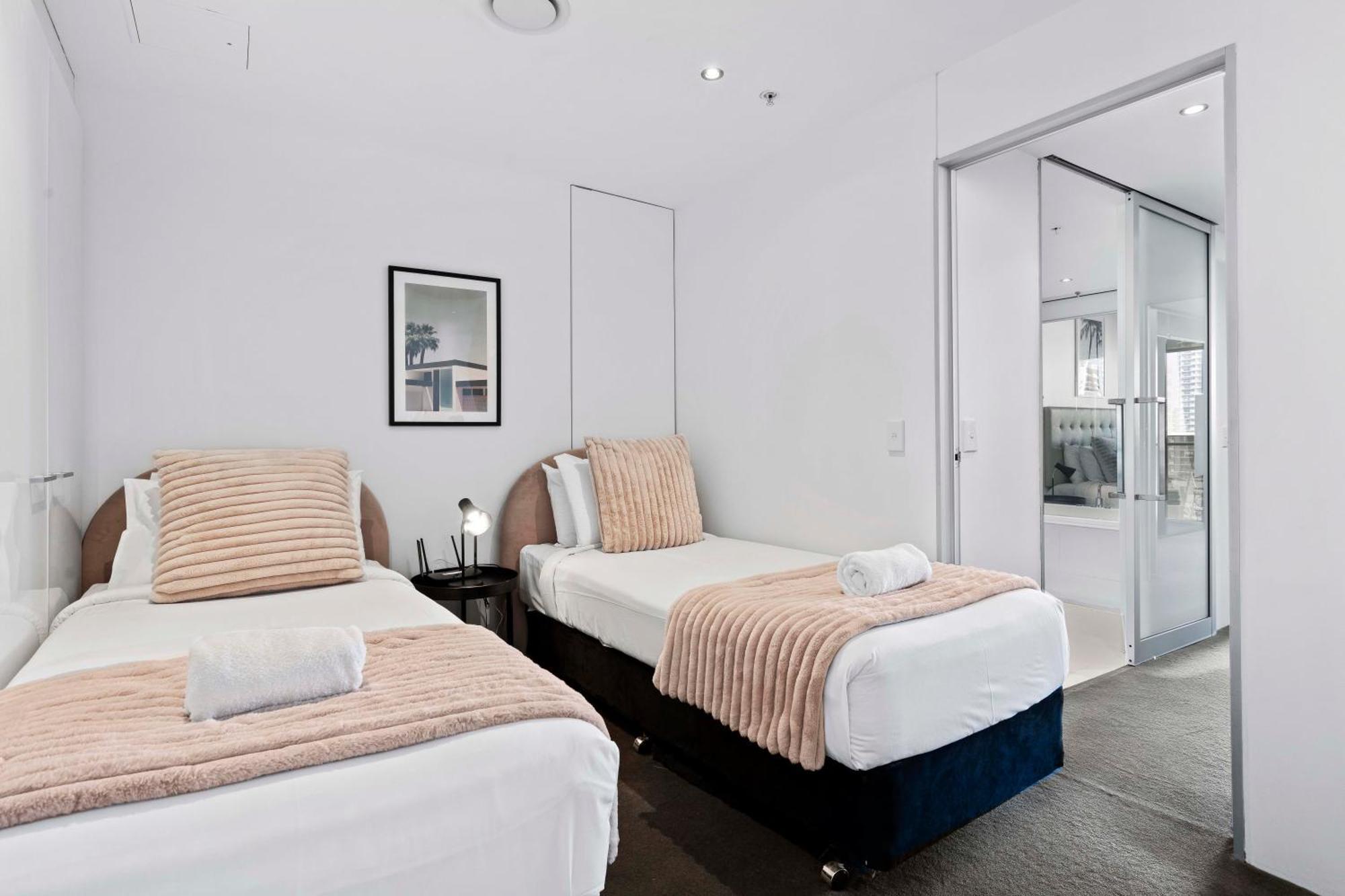 Apartment Ocean View With Balcony - Circle On Cavill - Location! - Self Contained & Privately Managed *