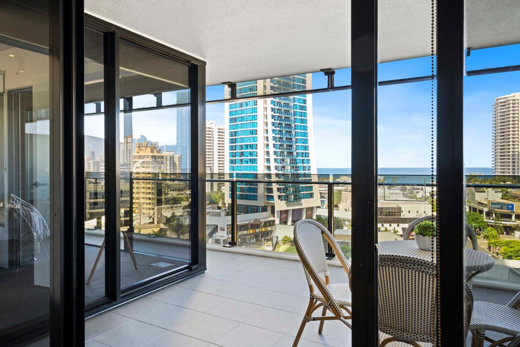 Ocean View With Balcony - Circle On Cavill - Location! - Self Contained & Privately Managed *