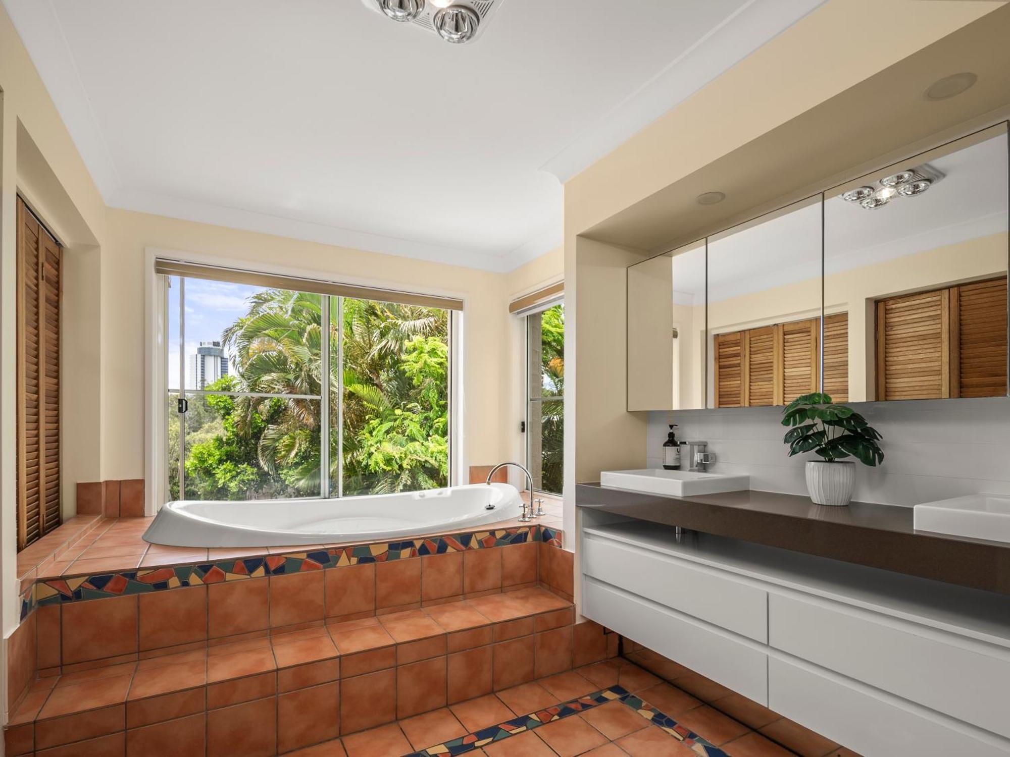 Spacious Waterfront Retreat In Broadbeach Waters Gold Coast