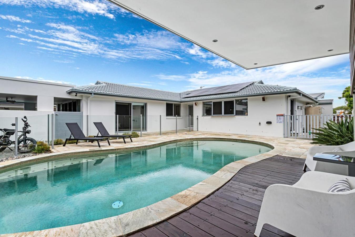 Mermaid Waters Waterfront Hideaway Gold Coast