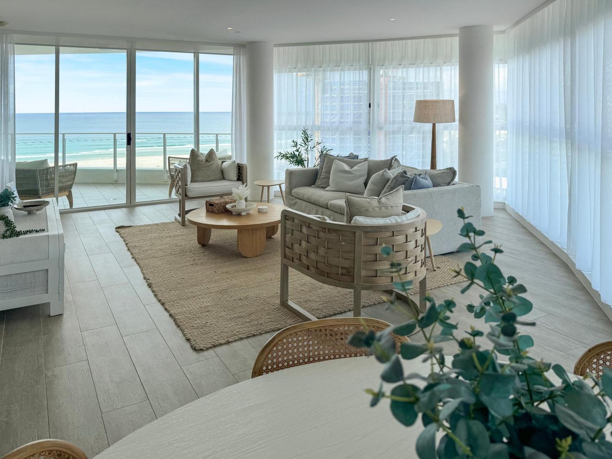 New 2 Level Coastal Luxe Penthouse With Rooftop * Gold Coast