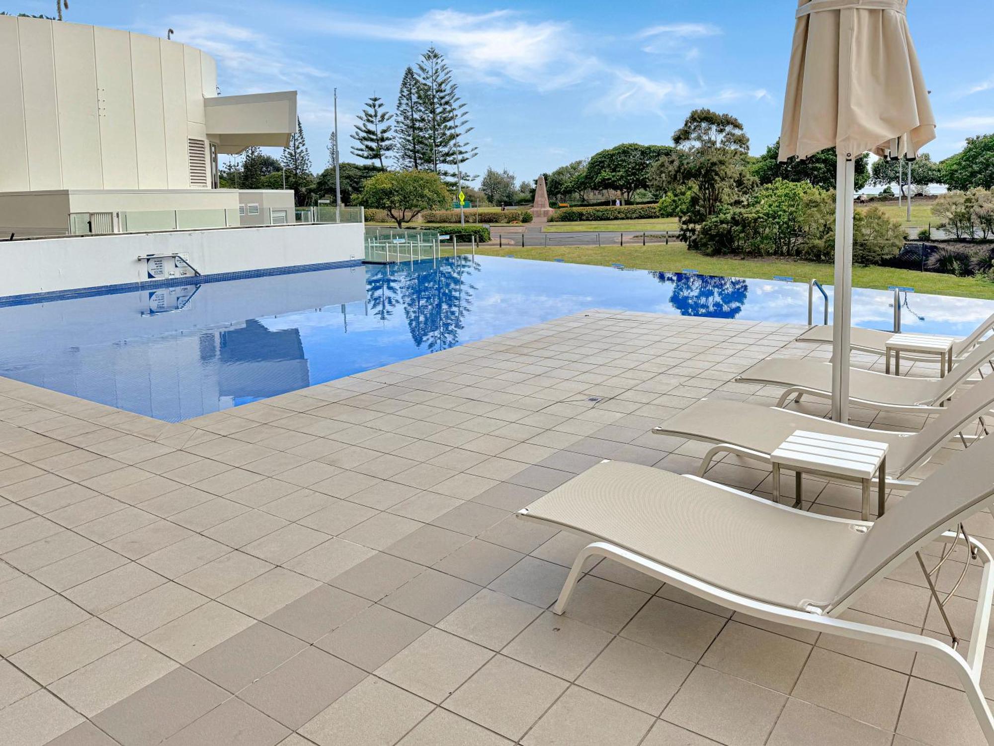 New 2 Level Coastal Luxe Penthouse With Rooftop * Gold Coast