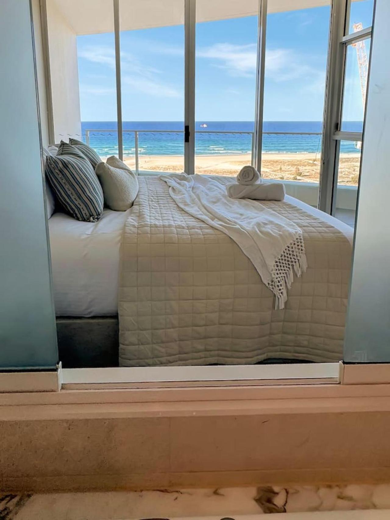 Apartment New 2 Level Coastal Luxe Penthouse With Rooftop *