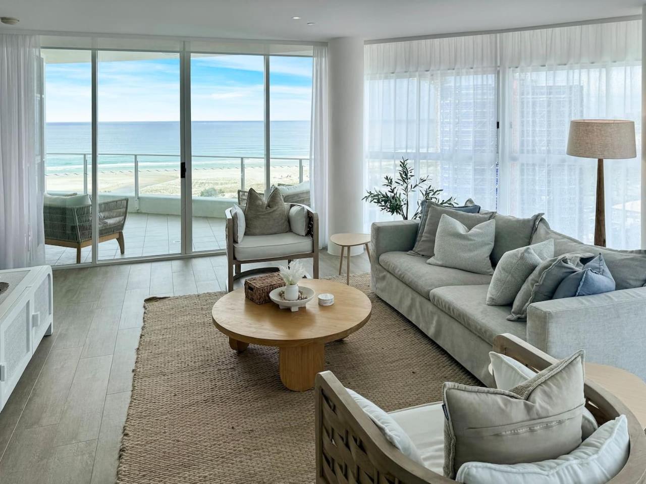 New 2 Level Coastal Luxe Penthouse With Rooftop * Gold Coast
