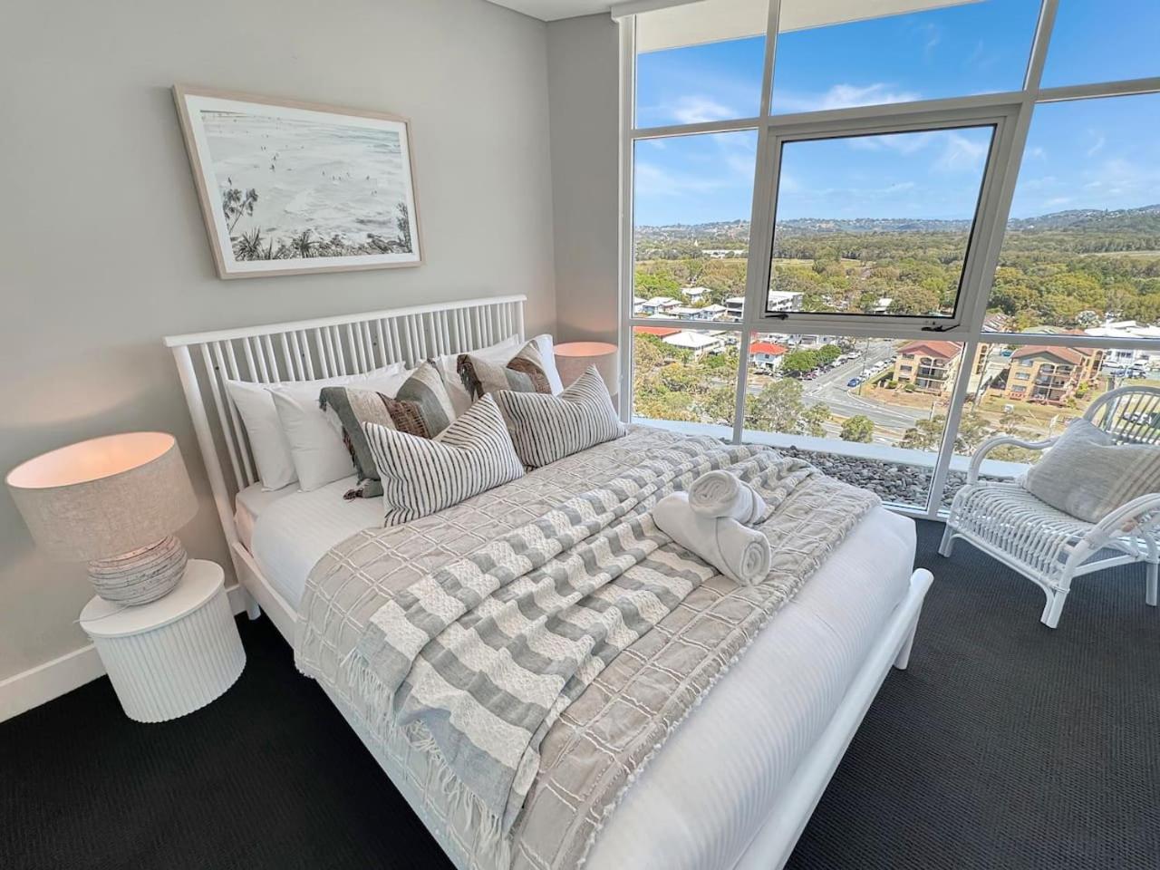 Apartment New 2 Level Coastal Luxe Penthouse With Rooftop
