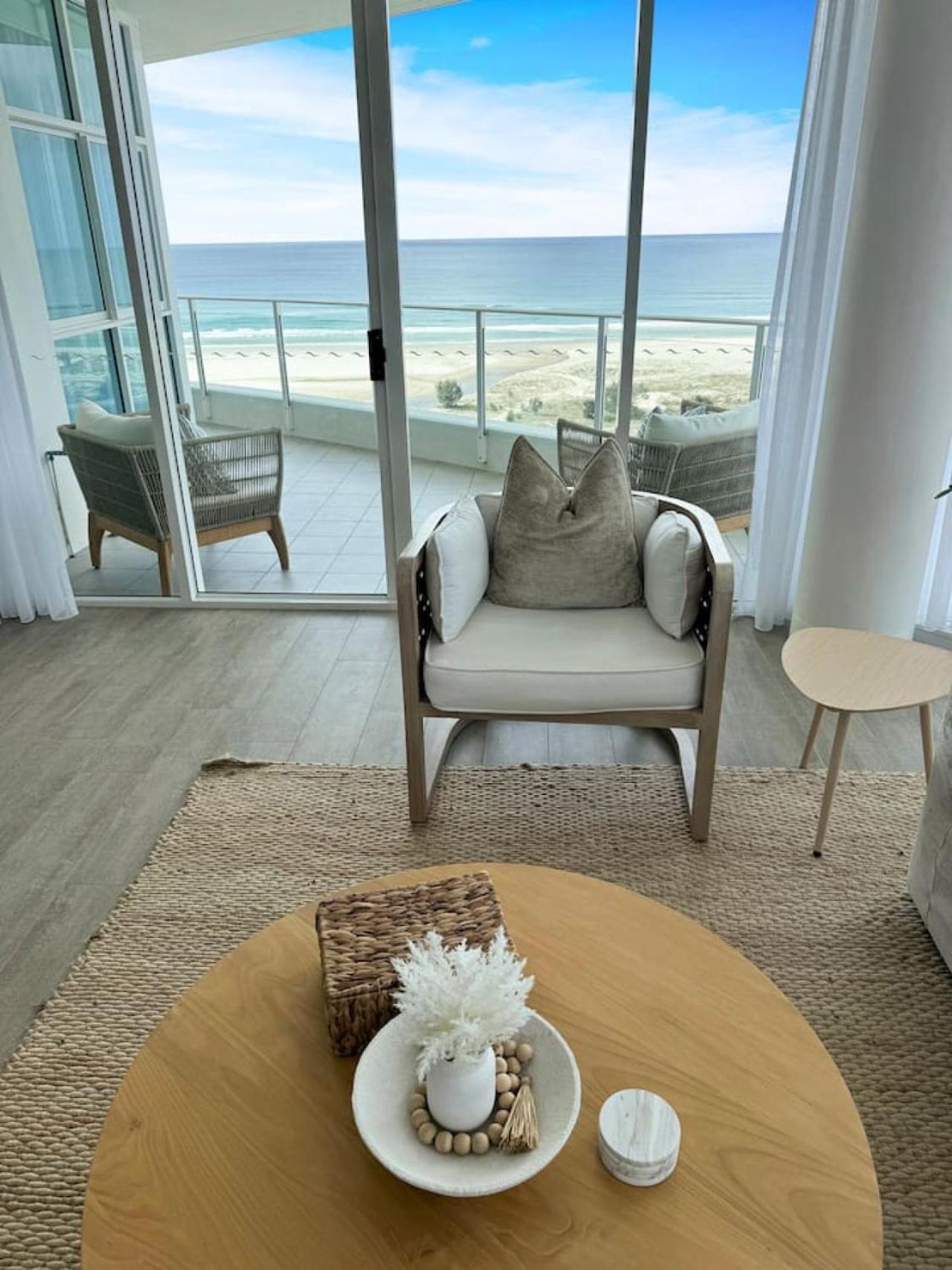 New 2 Level Coastal Luxe Penthouse With Rooftop Gold Coast