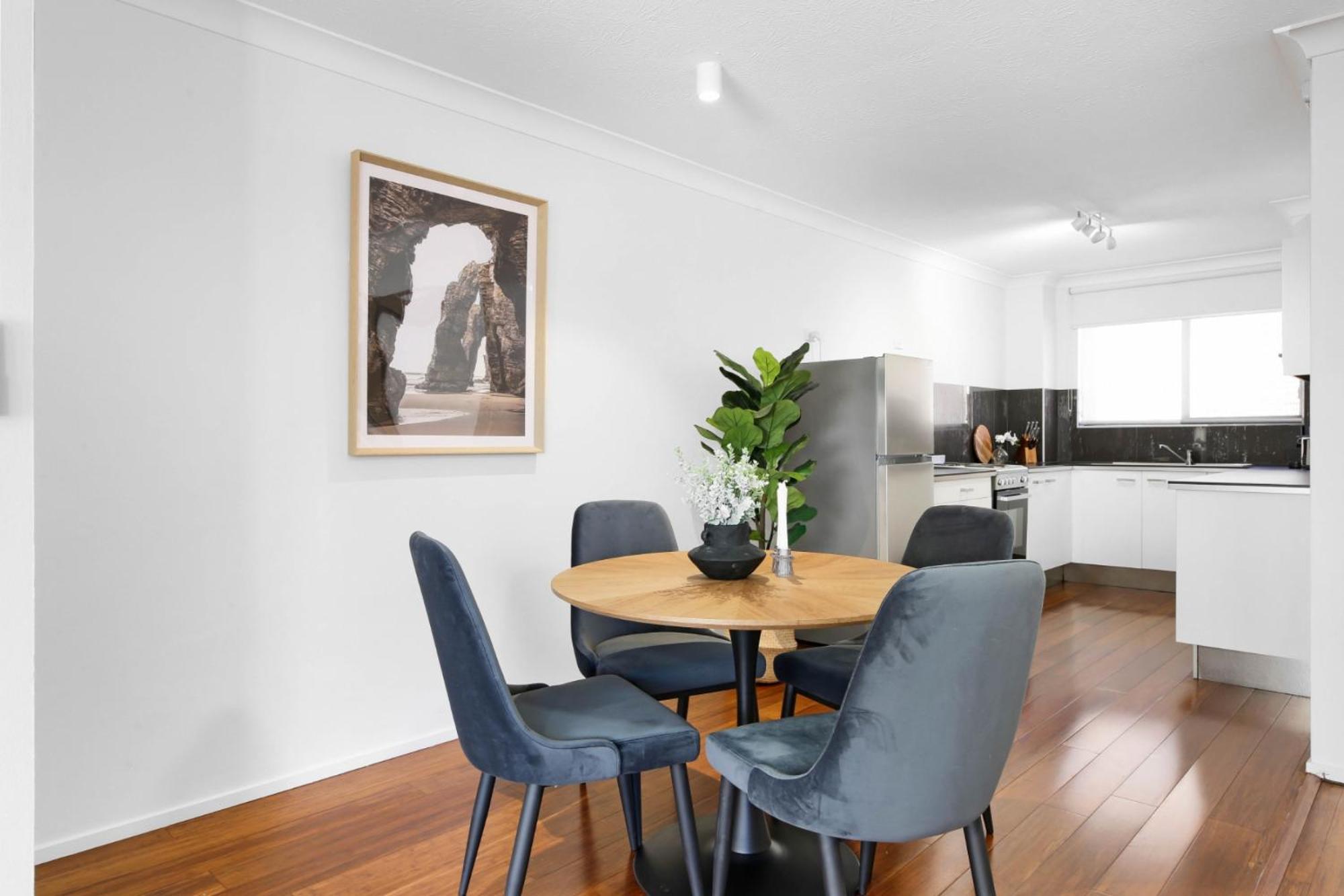 Coastal 2-bed With Balcony 200m From Gold Coast