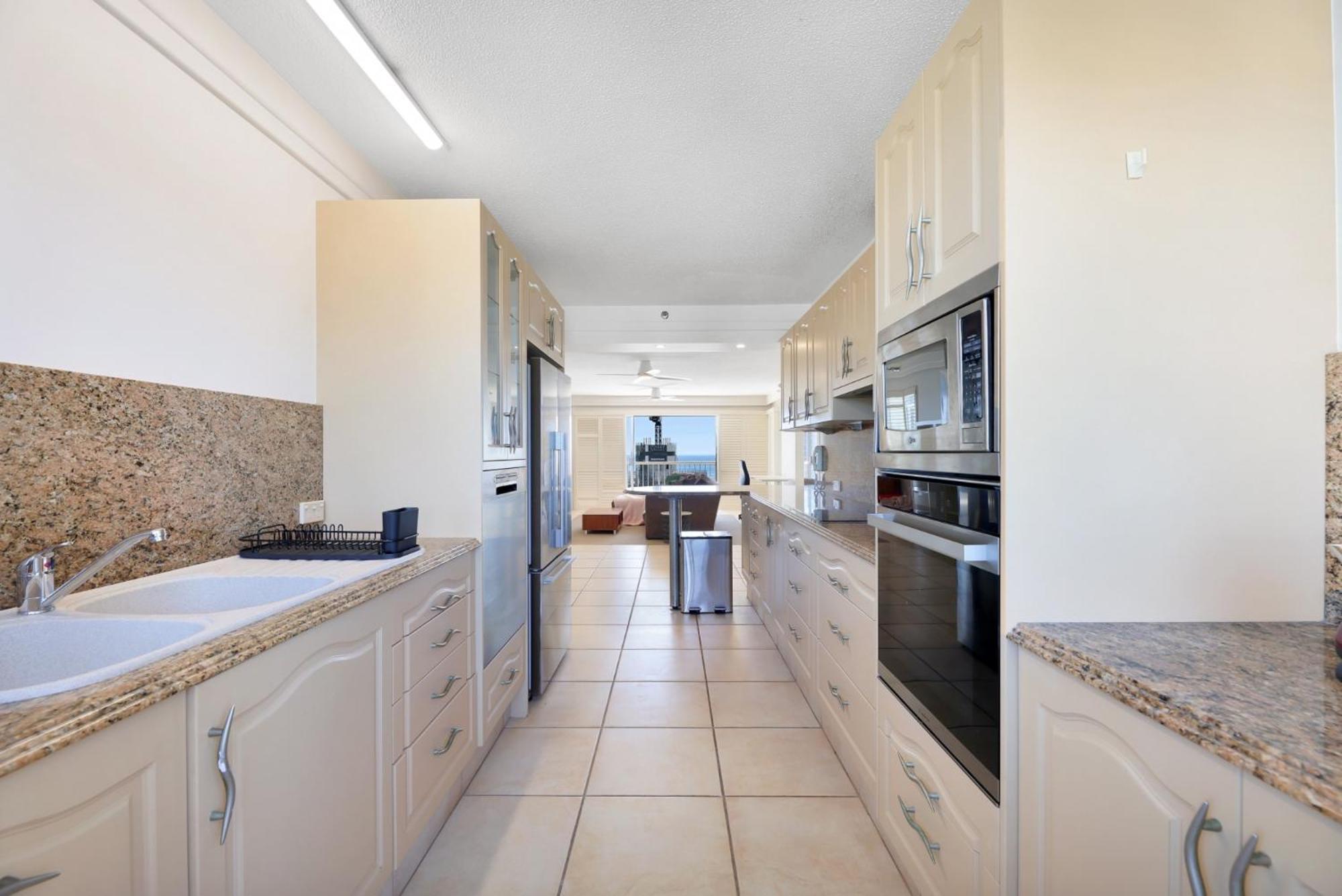 Surfers Paradise Escape With Premium Amenities Apartment