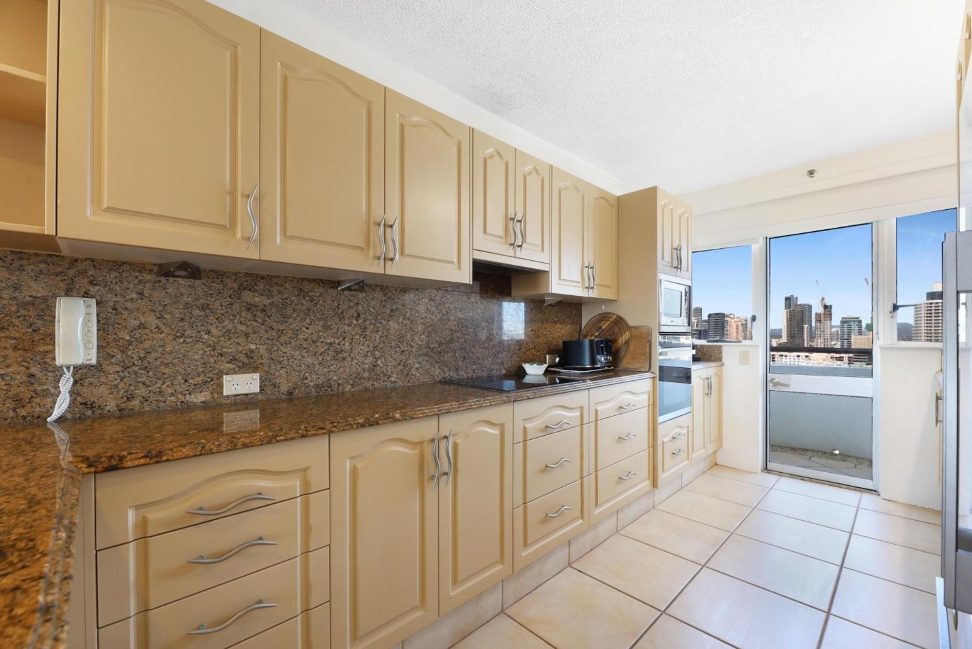 Surfers Paradise Escape With Premium Amenities Apartment *
