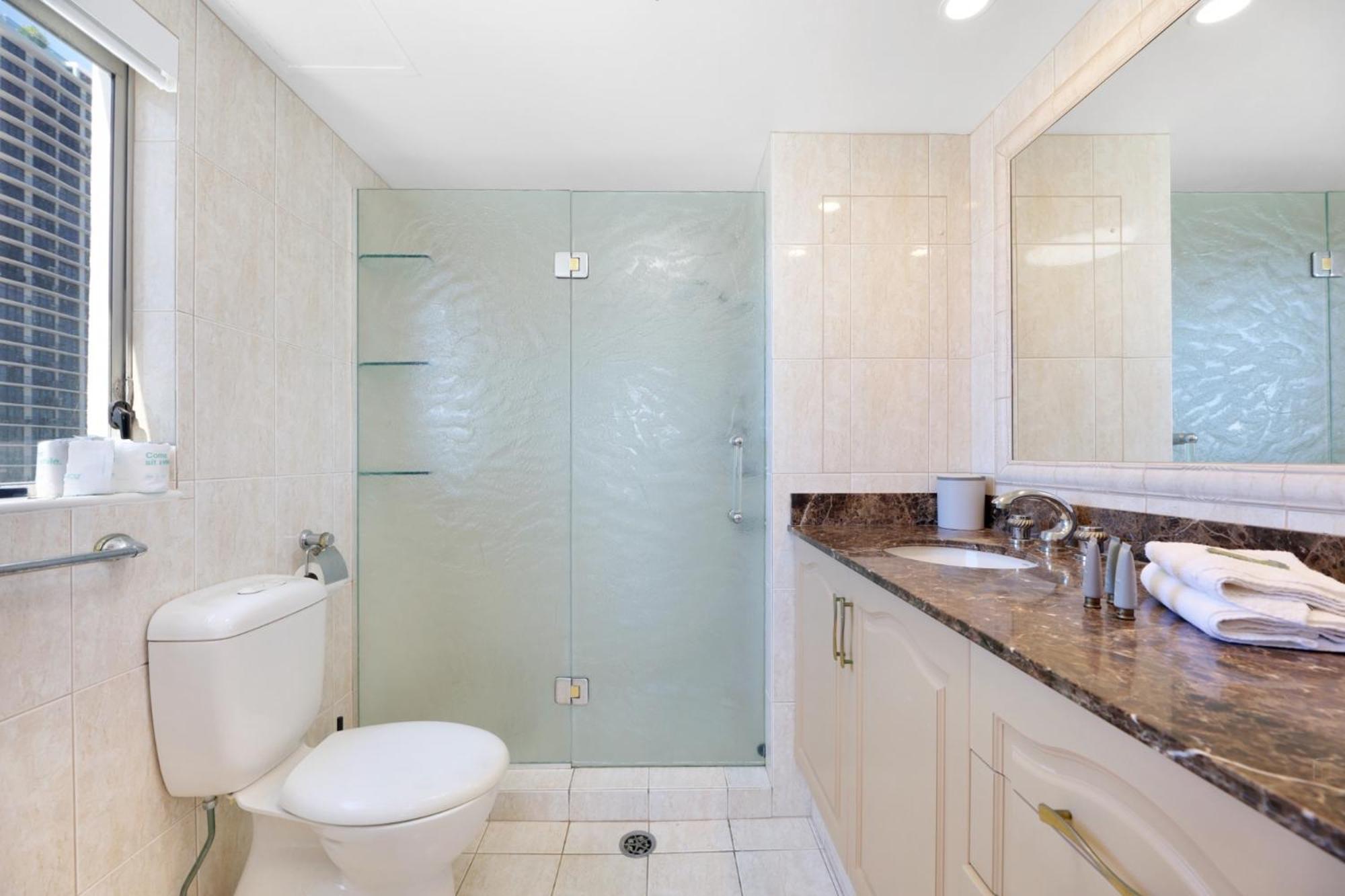 Surfers Paradise Escape With Premium Amenities