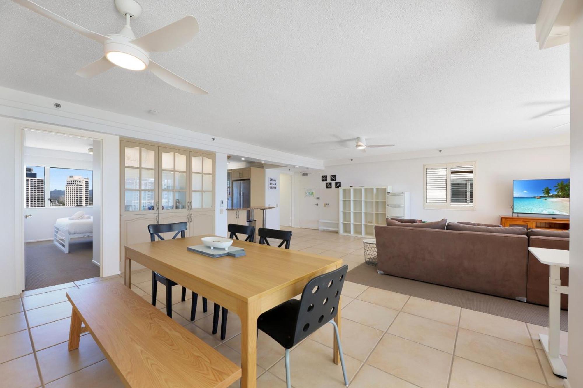 Surfers Paradise Escape With Premium Amenities Apartment