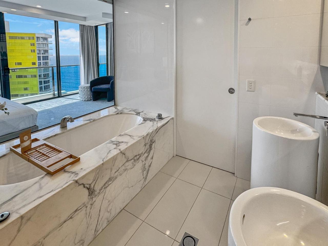 Luxury Oracle Skyhome 39th Floor With Stunning Ocean Views Apartment *