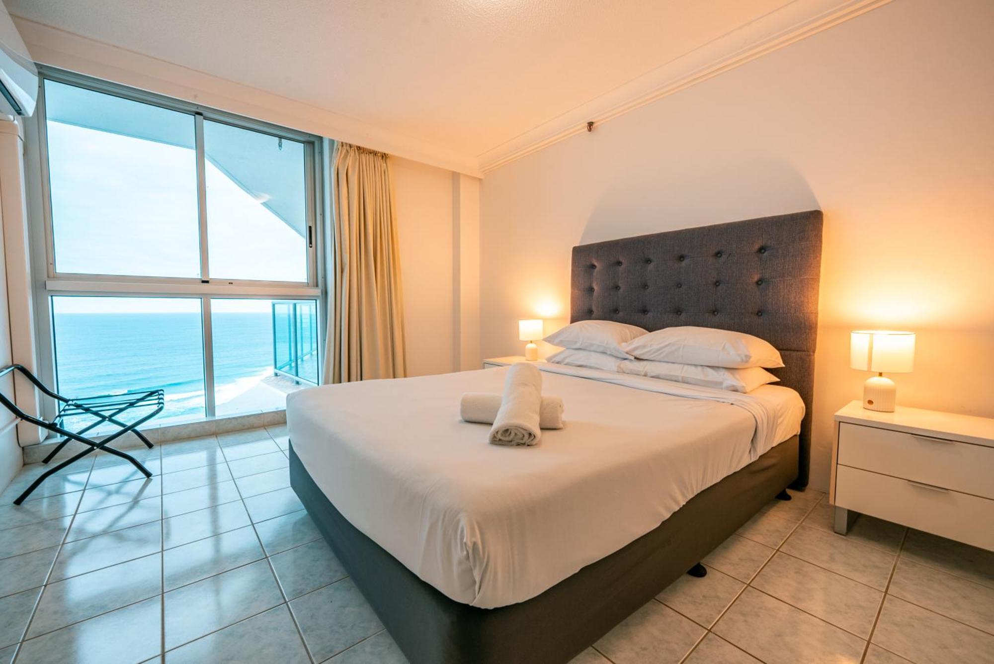 Peninsula Surfers Paradise * Gold Coast