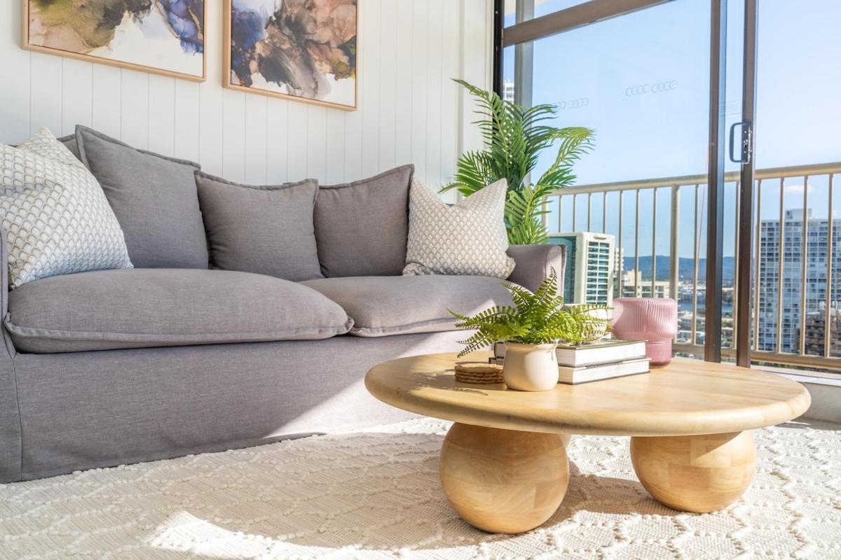 Opulent Beachfront Daydream! 2b Designer Apartment