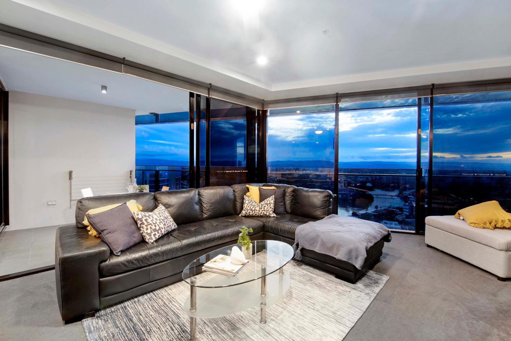 Circle On Cavill: Hinterland View Apartment *