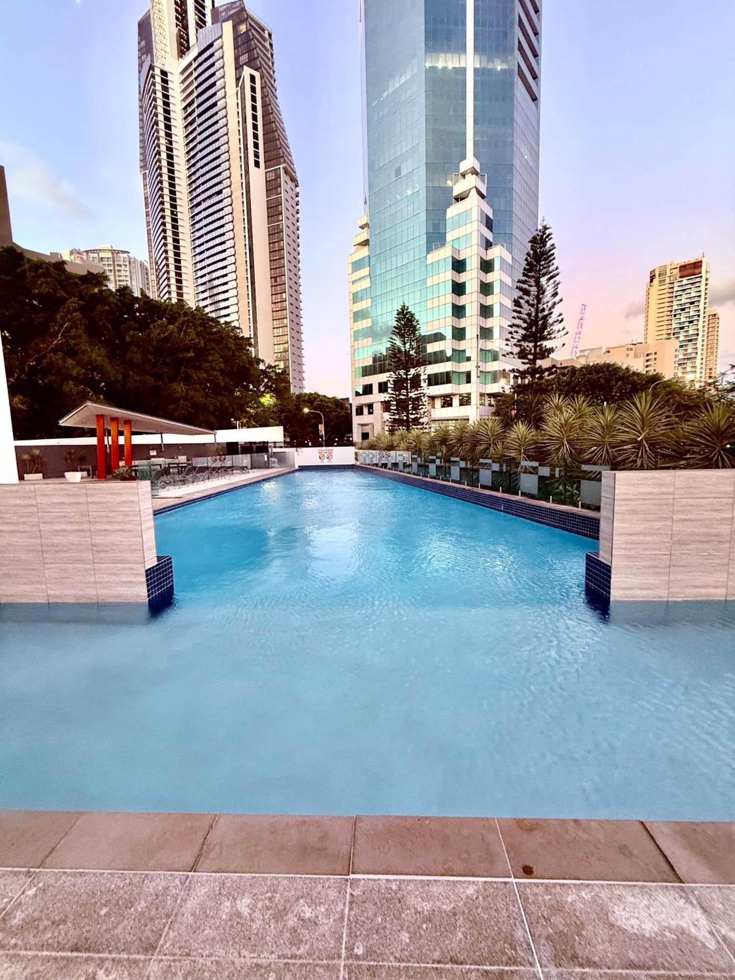 Surfers Paradise Stunning Getaway With Ocean And River Views