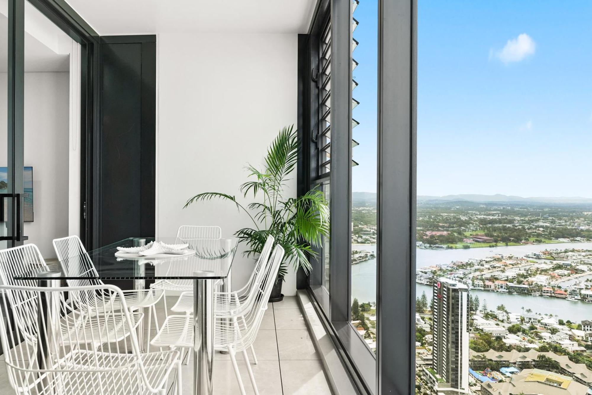 Skyhigh With Ocean Views - Pet Friendly Apartment