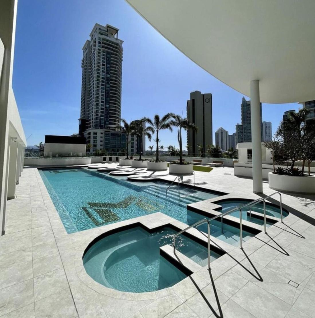 Skyhigh With Ocean Views - Pet Friendly Apartment