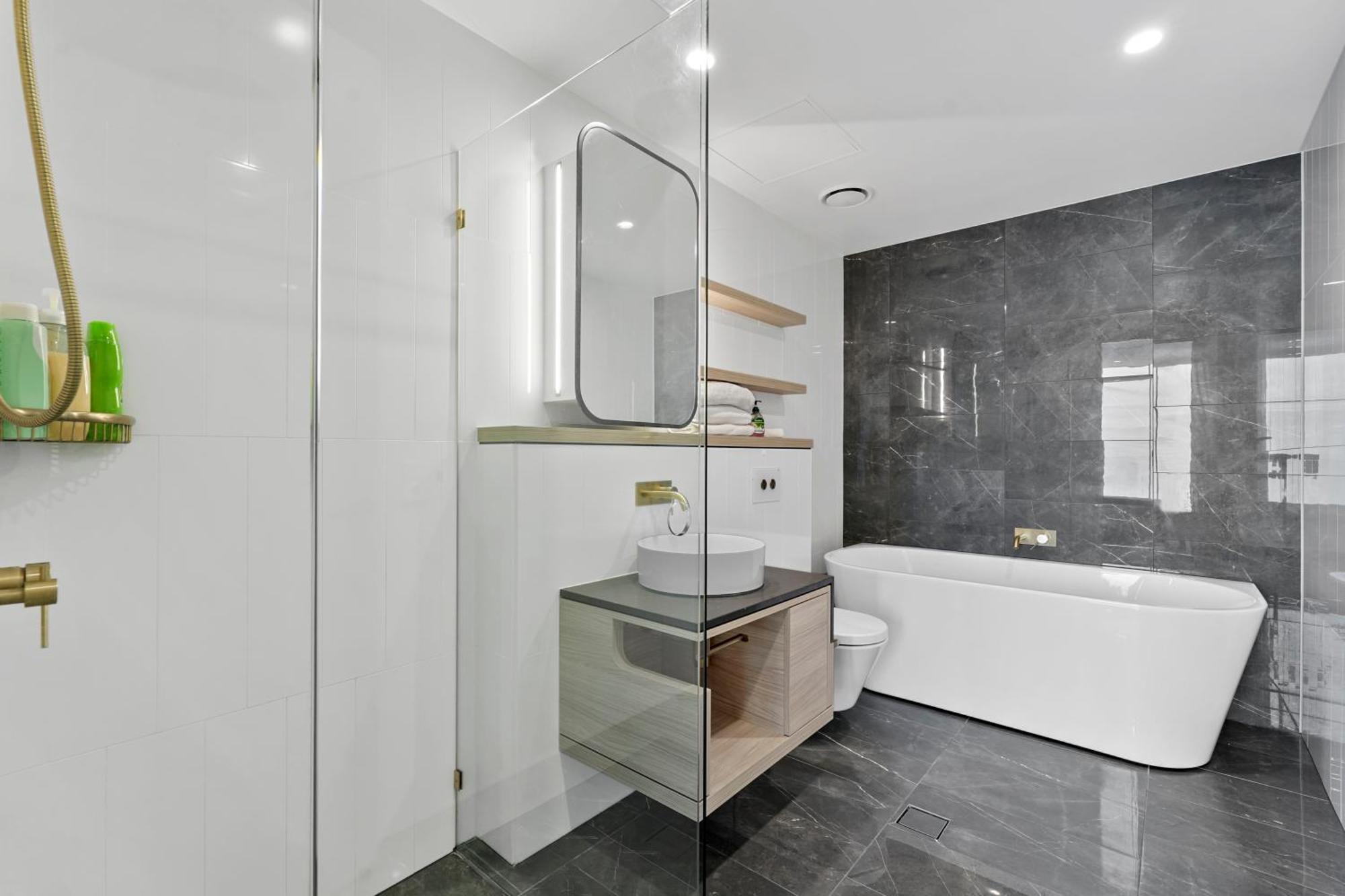 Sky-high With Wide Ocean Views - Pet Friendly Gold Coast