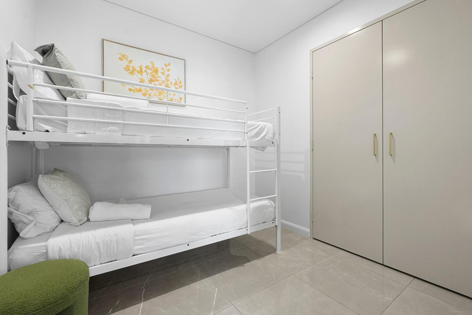 Sky-high 72 Stories At The Seaside - Pet Friendly Apartment