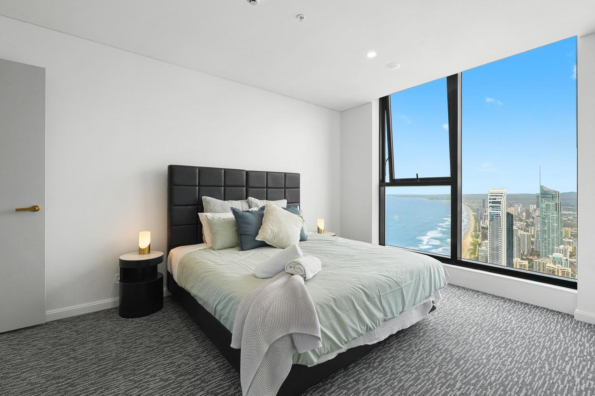 Sky-high 72 Stories At The Seaside - Pet Friendly Apartment *