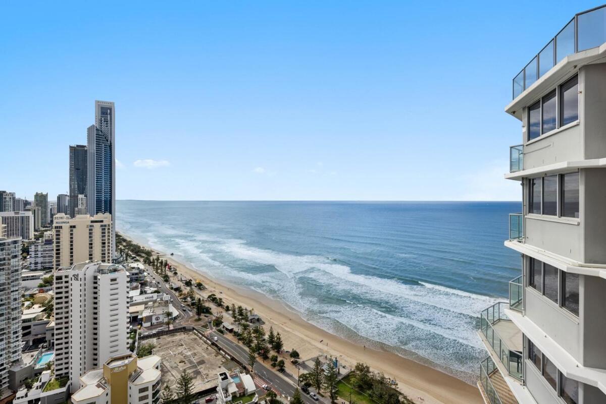 High Floor Expansive Ocean Views From Peninsula Apartment Gold Coast