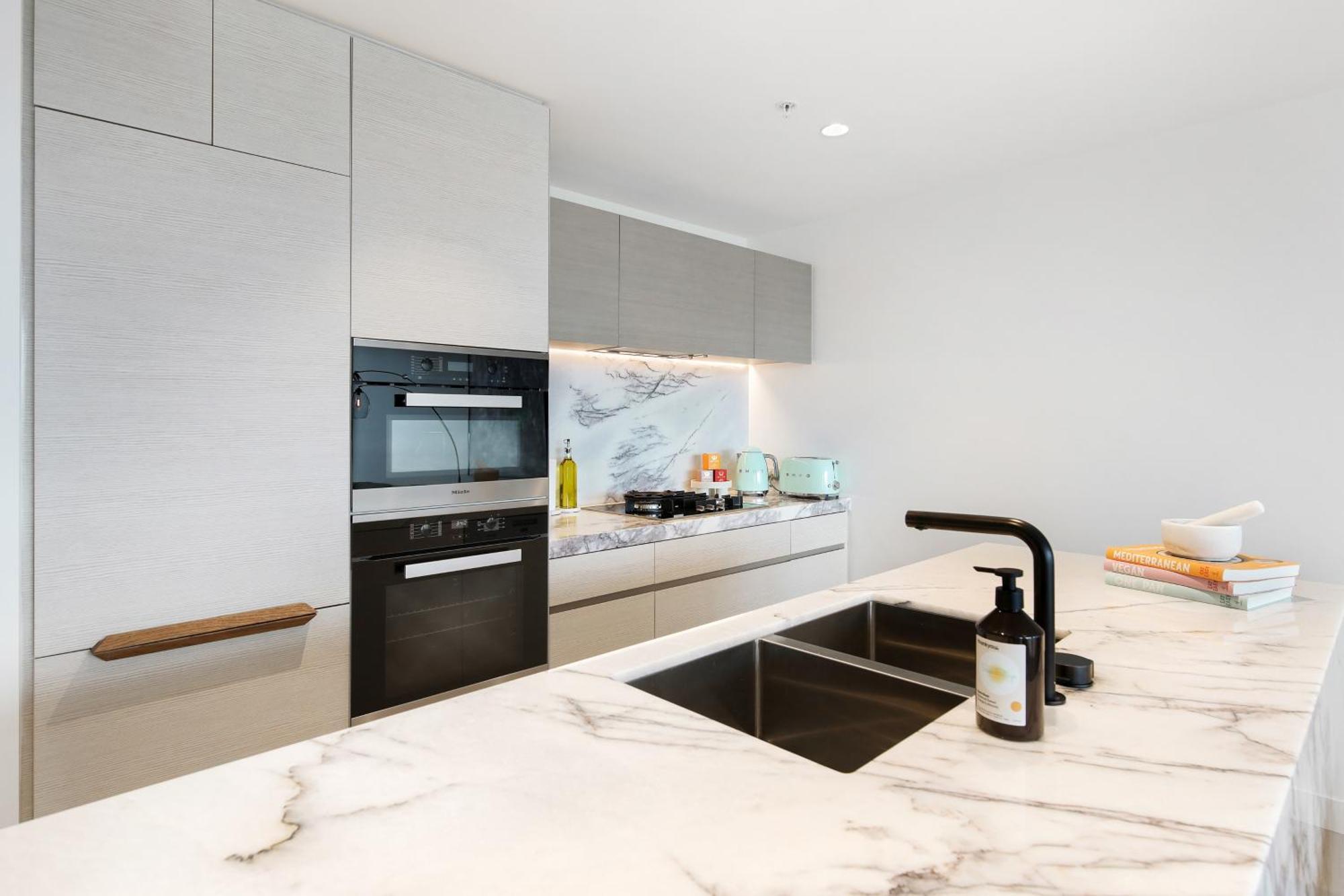 Diamonds Of Paradise - Set In Apartment *