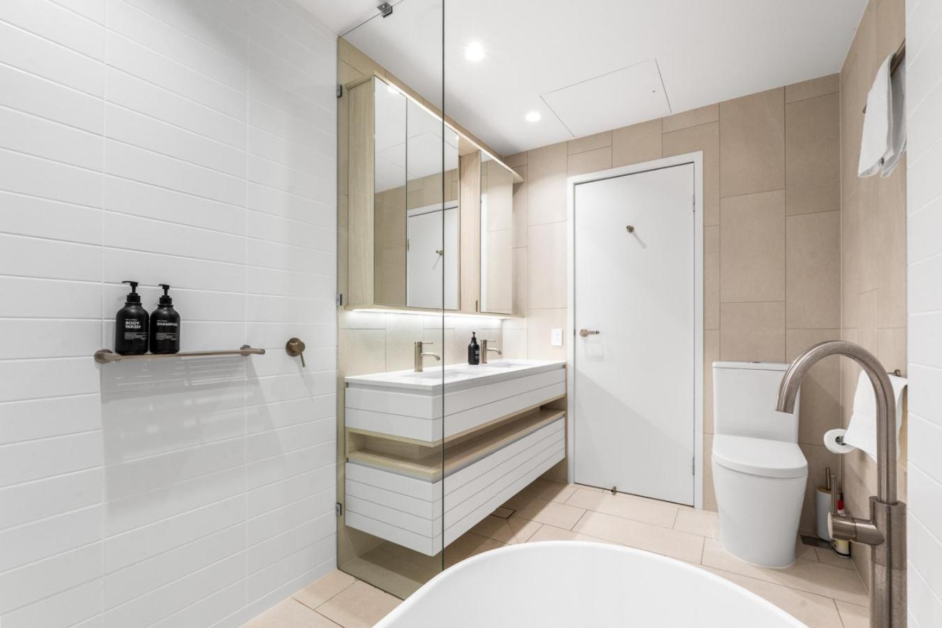 The Panorama - 180 Degrees Of Ocean View 27floor 3br In Broadbeach With Parking And Pool *