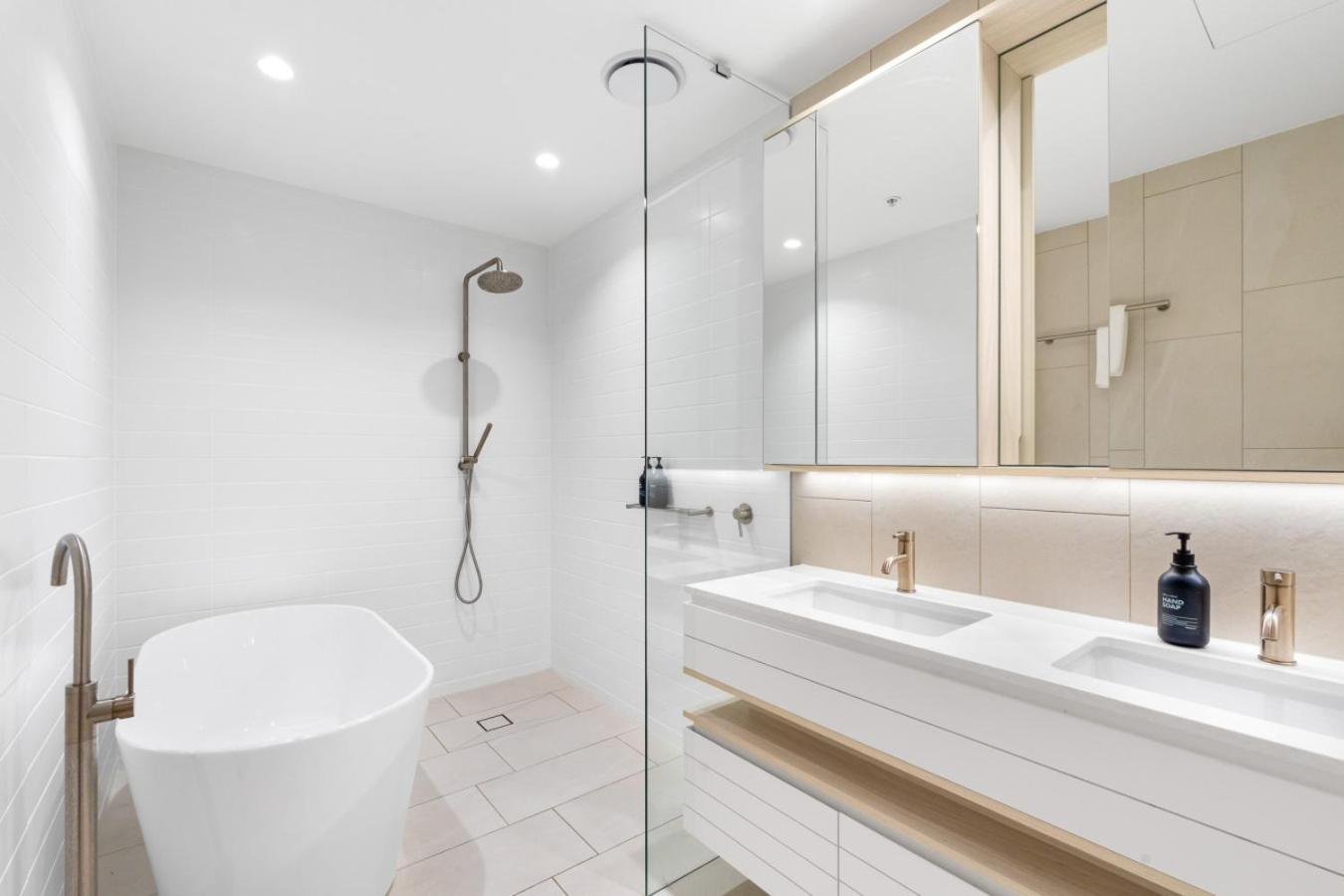 The Panorama - 180 Degrees Of Ocean View 27floor 3br In Broadbeach With Parking And Pool Gold Coast