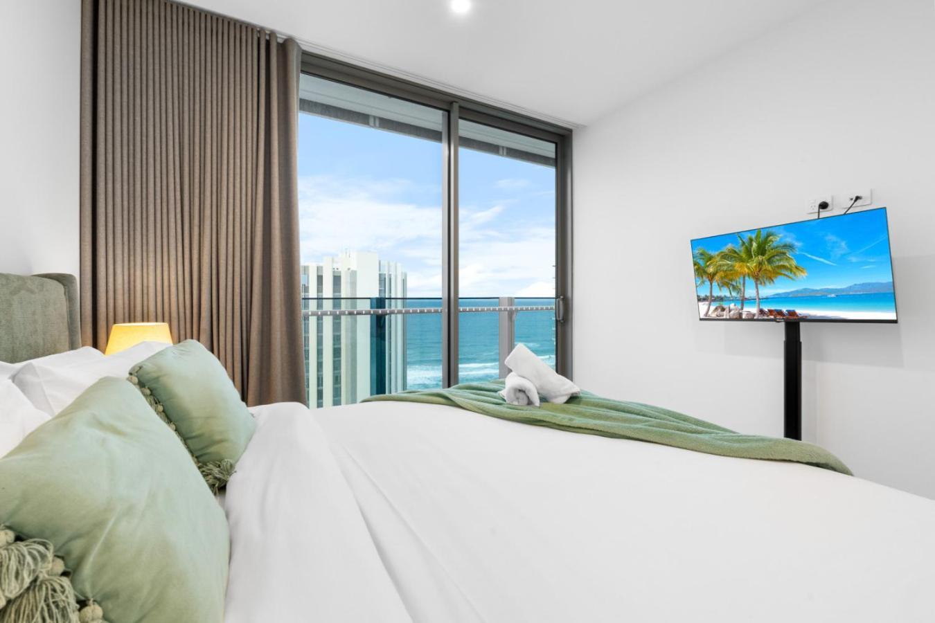 The Panorama - 180 Degrees Of Ocean View 27floor 3br In Broadbeach With Parking And Pool *