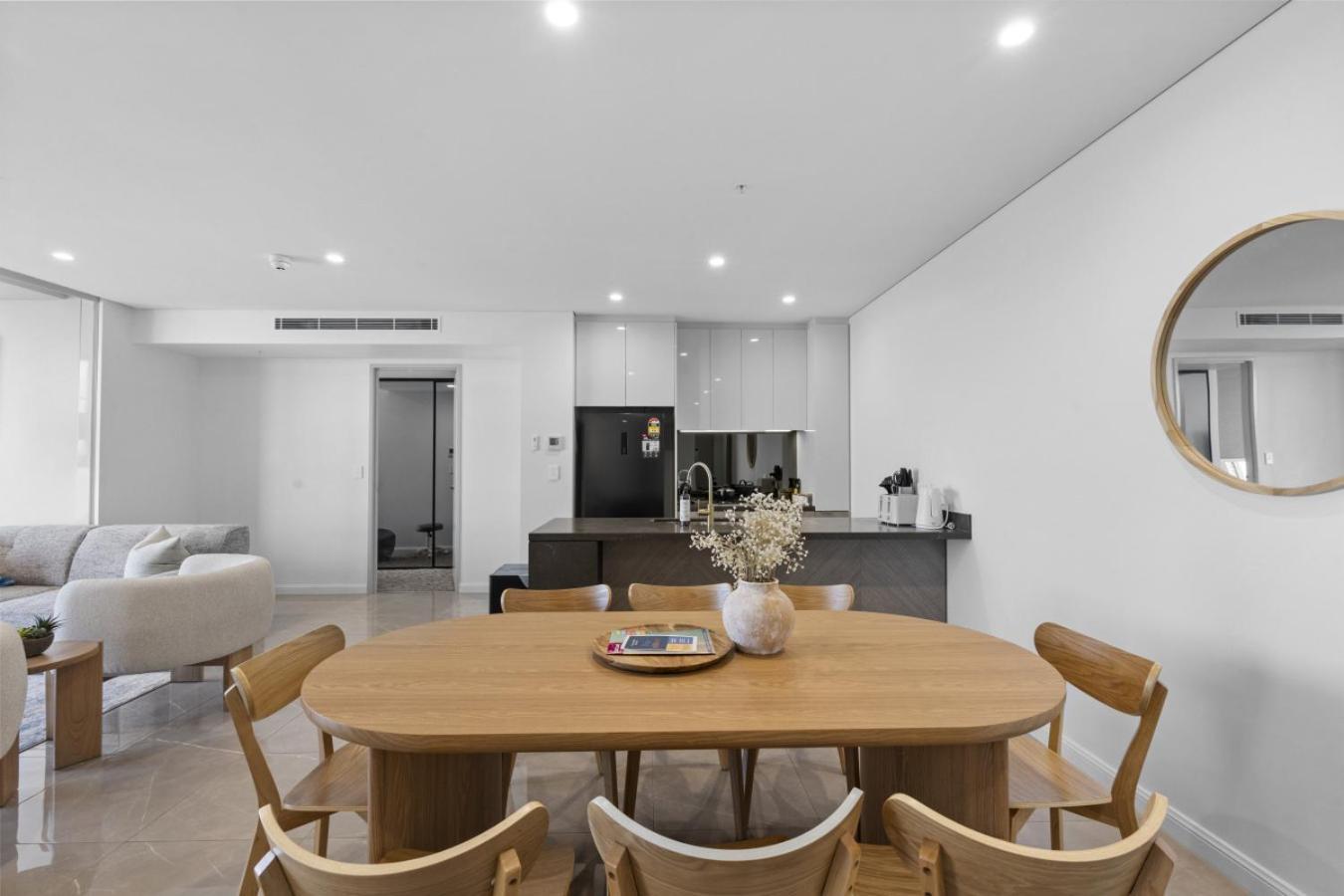 The Seawood - New Beachfront 71f Skyhome 3br Ocean Coastal View With Parking, Pool And Gym *
