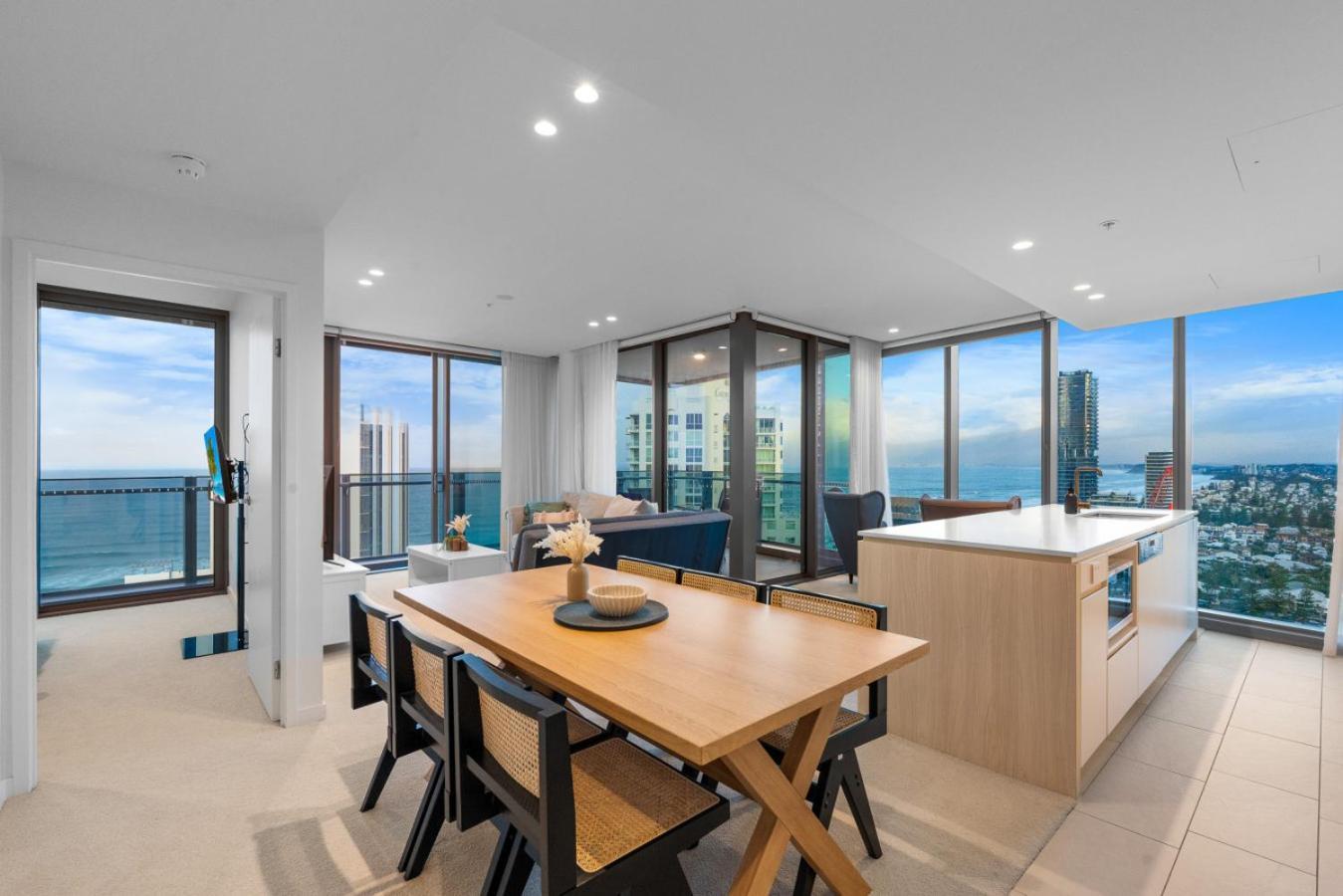 The Panorama - 180 Degrees Of Ocean View 27floor 3br In Broadbeach With Parking And Pool