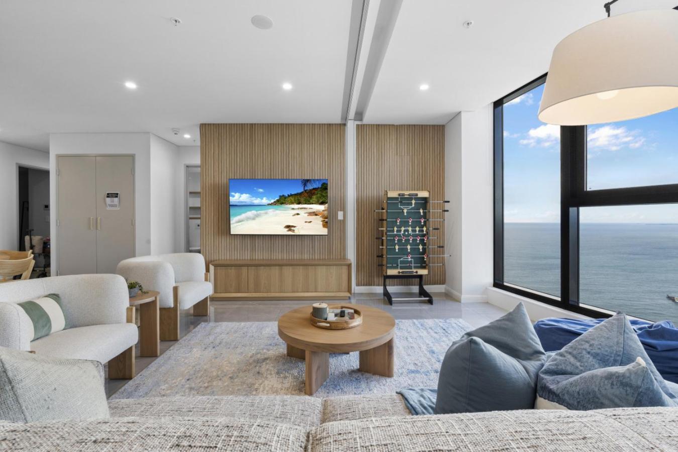 The Seawood - New Beachfront 71f Skyhome 3br Ocean Coastal View With Parking, Pool And Gym Apartment Gold Coast