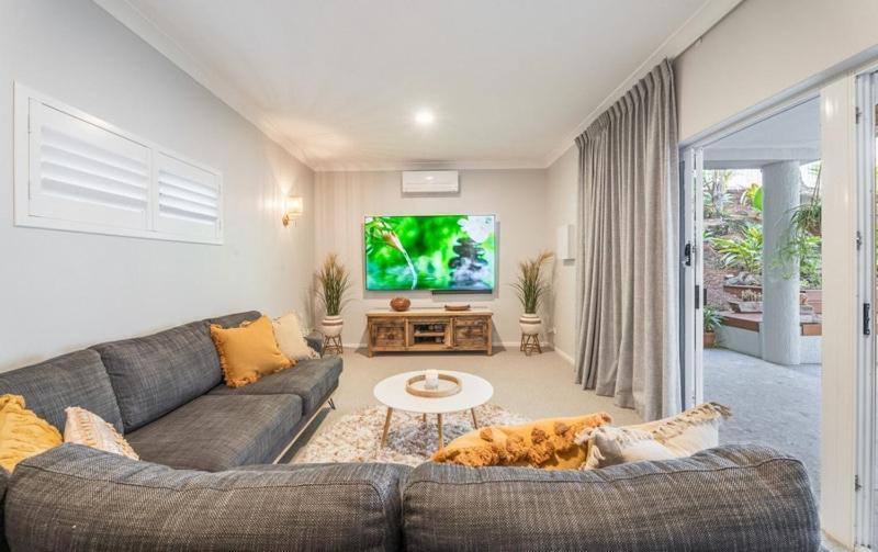 6 Bedroom Oasis In Burleigh Heads