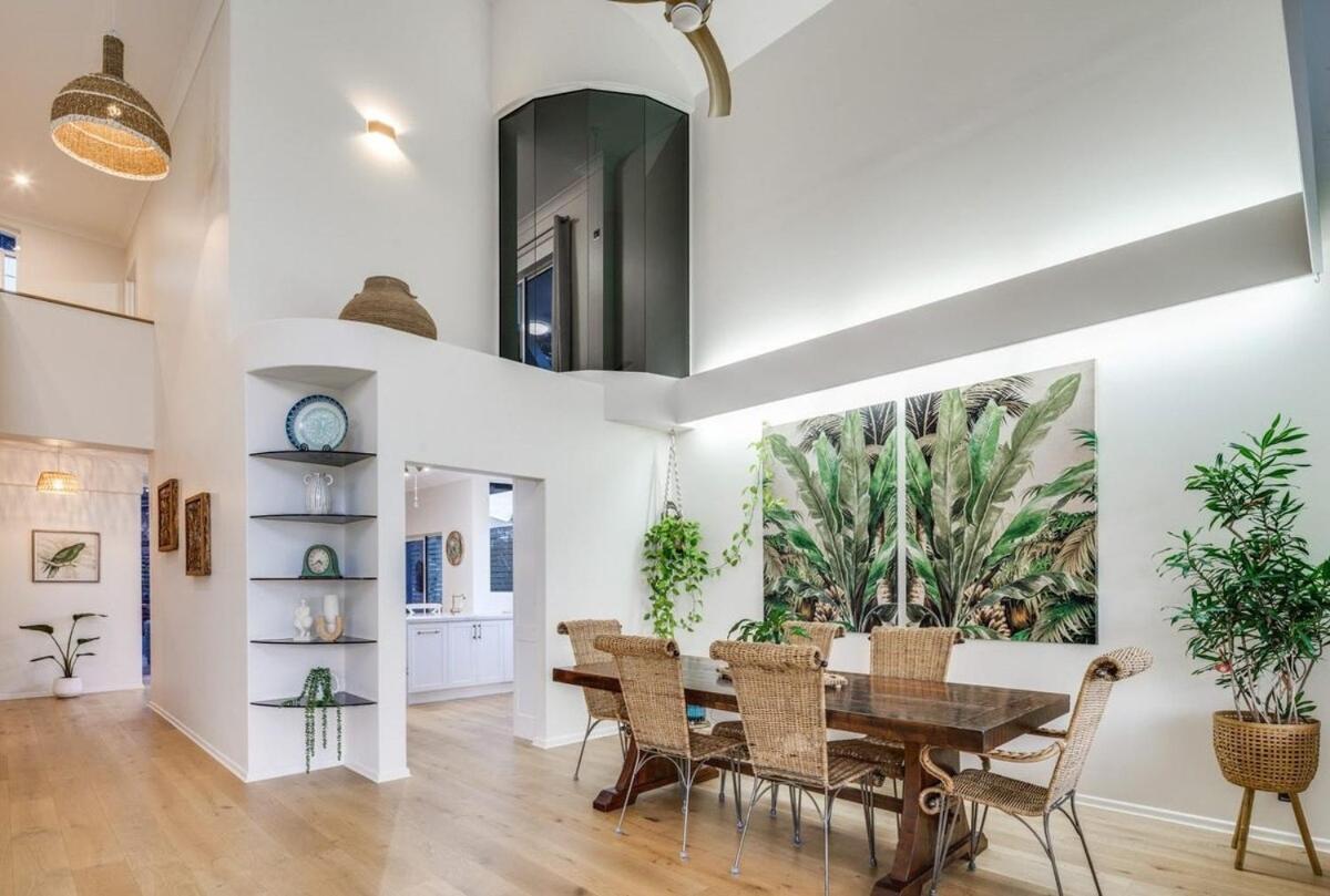 6 Bedroom Oasis In Burleigh Heads *