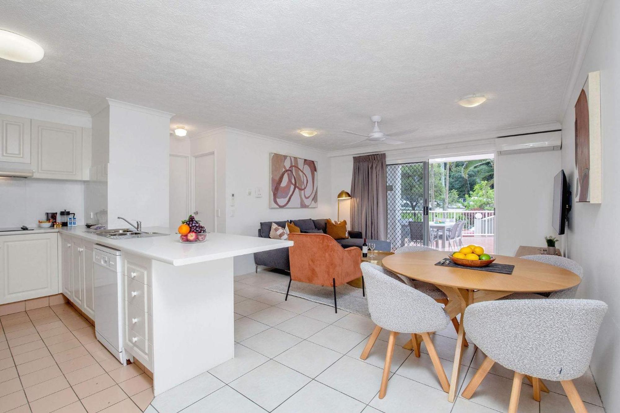 Spacious Ground Floor Retreat By Burleigh