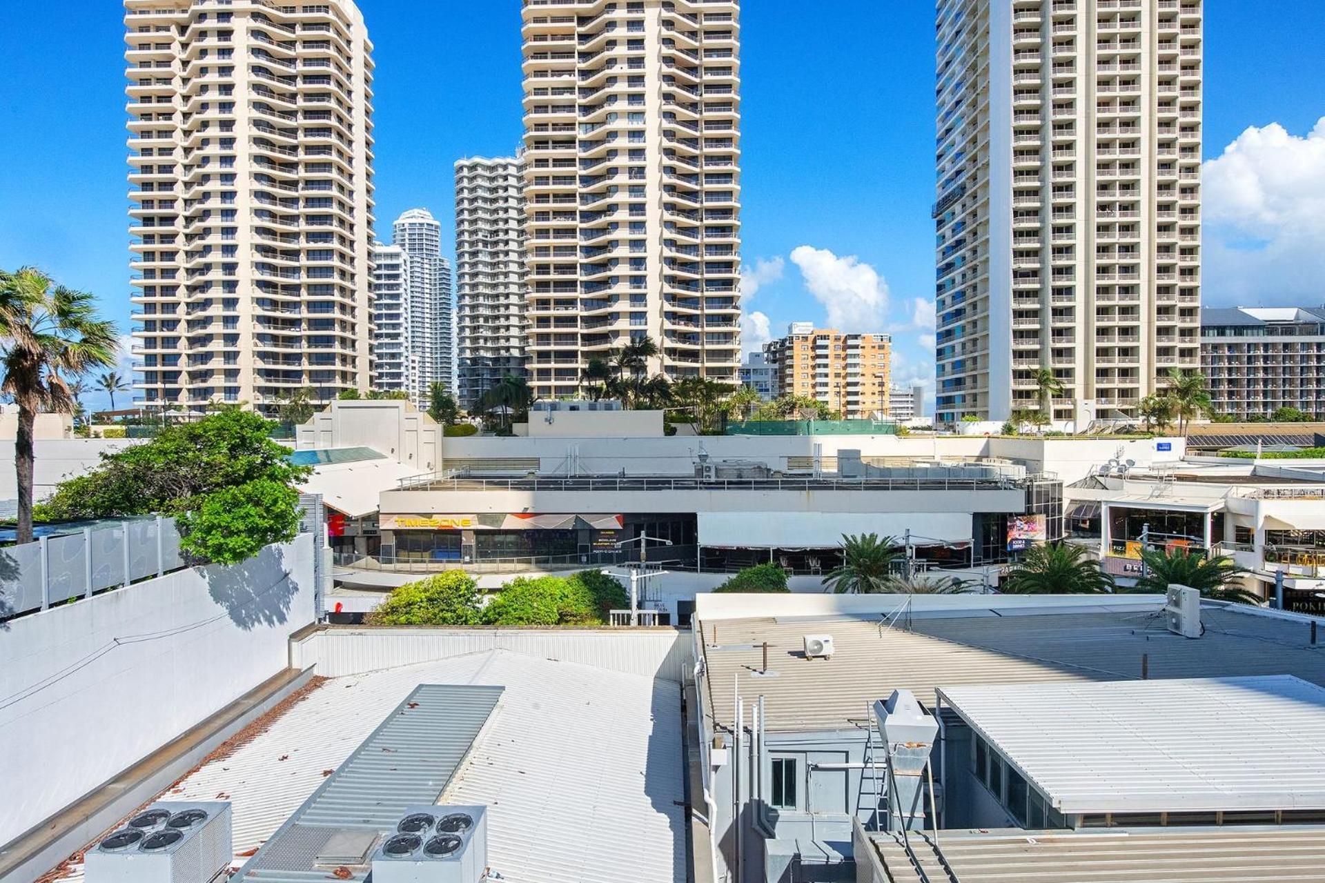 Unbeatable Location - Spacious 3 Bedroom Townhouse Gold Coast