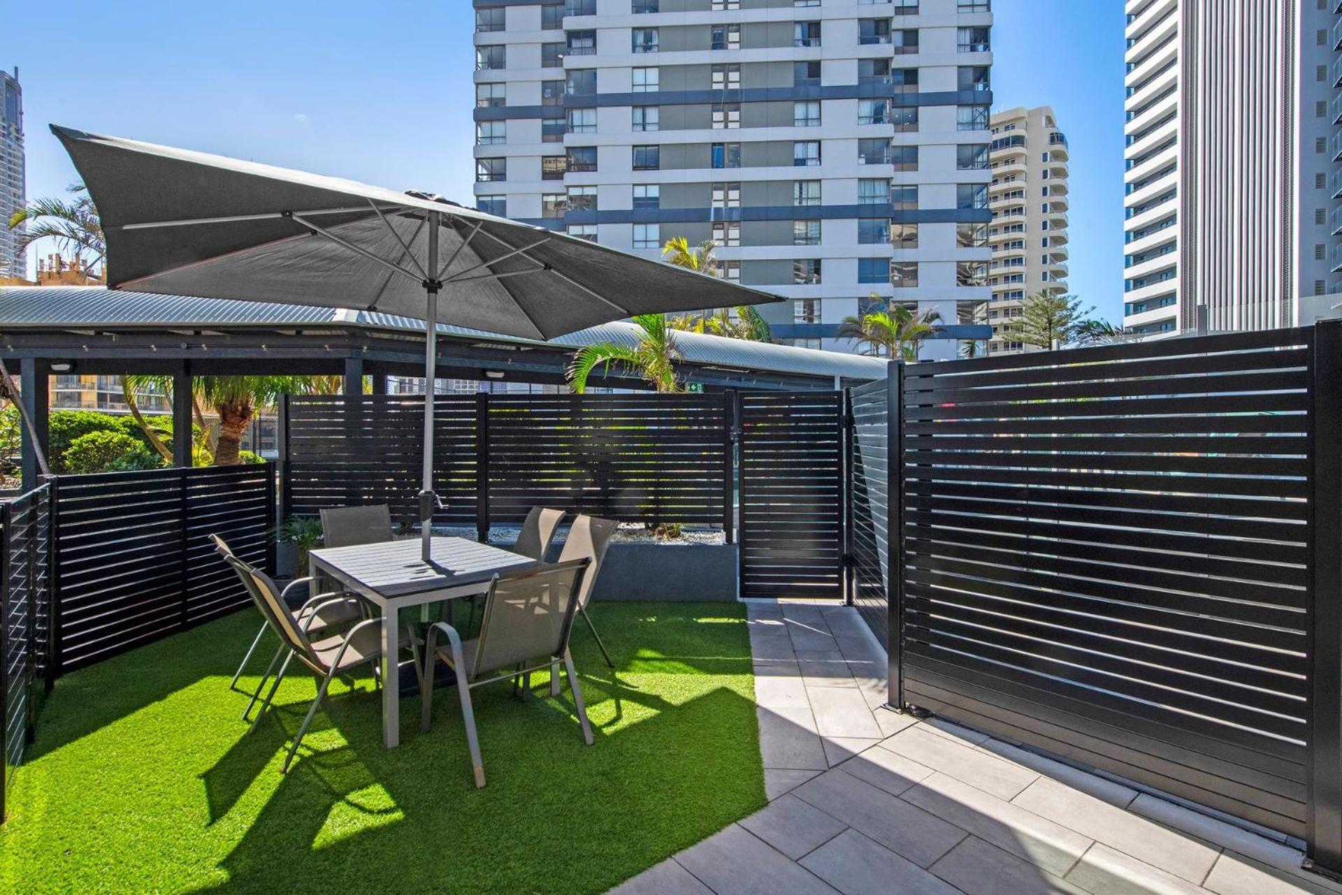 Apartment Unbeatable Location - Spacious 3 Bedroom Townhouse Gold Coast