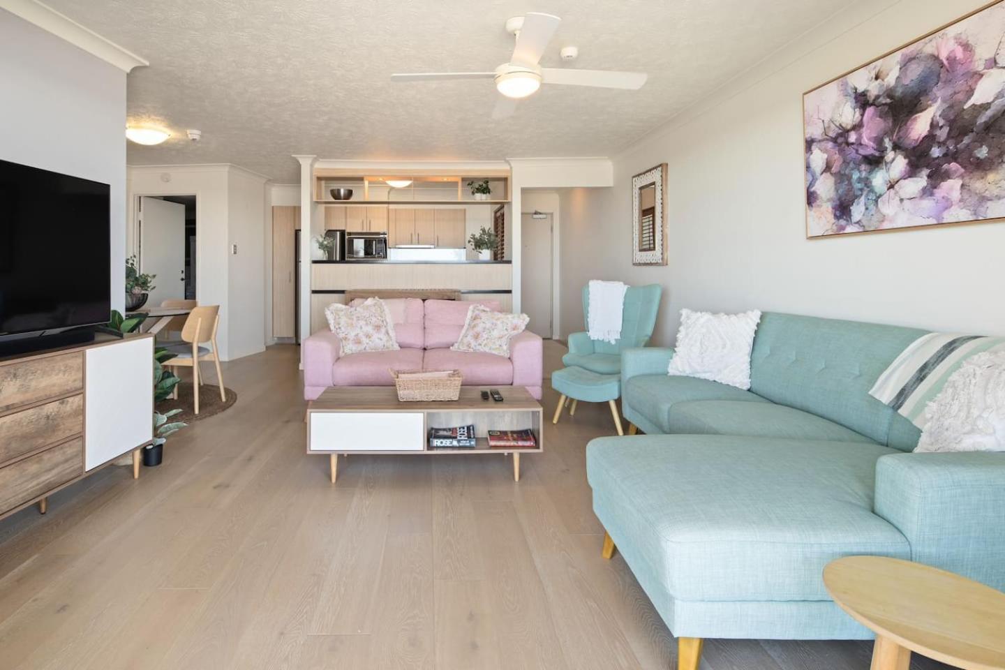 Apartamento Pastel Drift - Beachfront Haven By Dining & Parks *