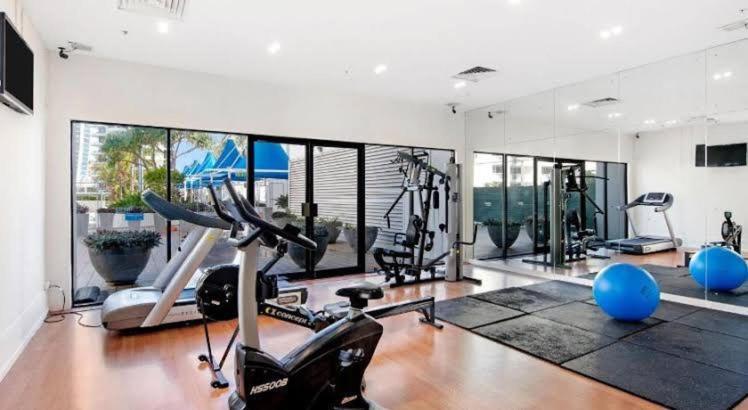 Apartment Panoramic Views Surfers-chevron. *