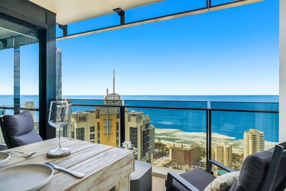 Level 43 Sky High 3br Ocean View Apartment Gold Coast
